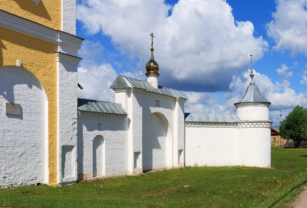 Восточные ворота и башня