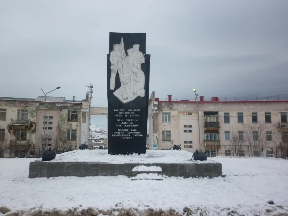 Памятник героям-североморцам морякам ОВРа (охраны водного района)