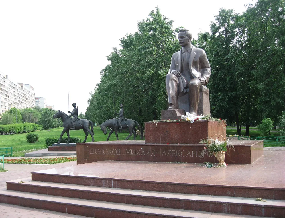 Памятник Шолохову (Волжский бульвар)