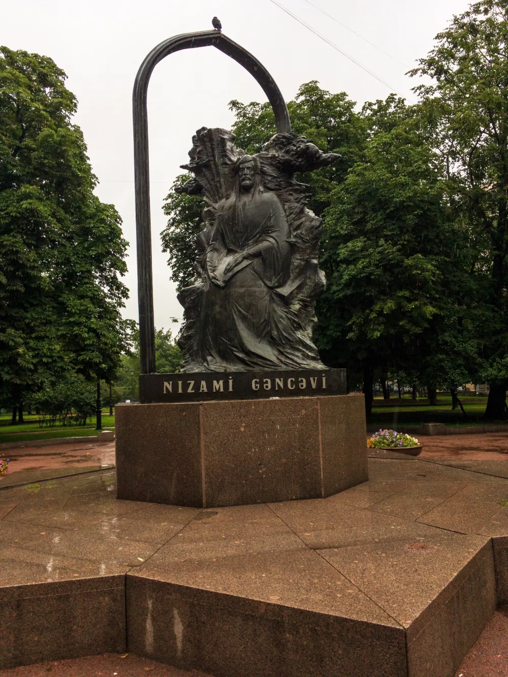 памятник Низами Гянджеви