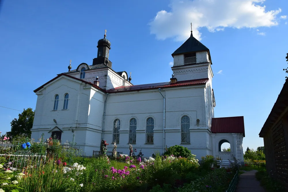 Церковь Флора и Лавра с каменной оградой (Клюкошицы)