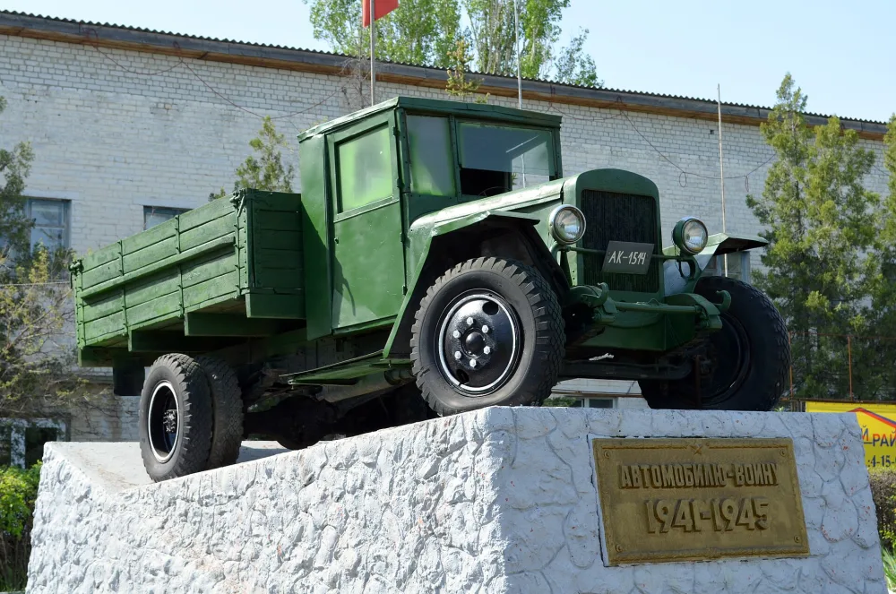 Памятный знак в честь автомобиля ЗИС-5