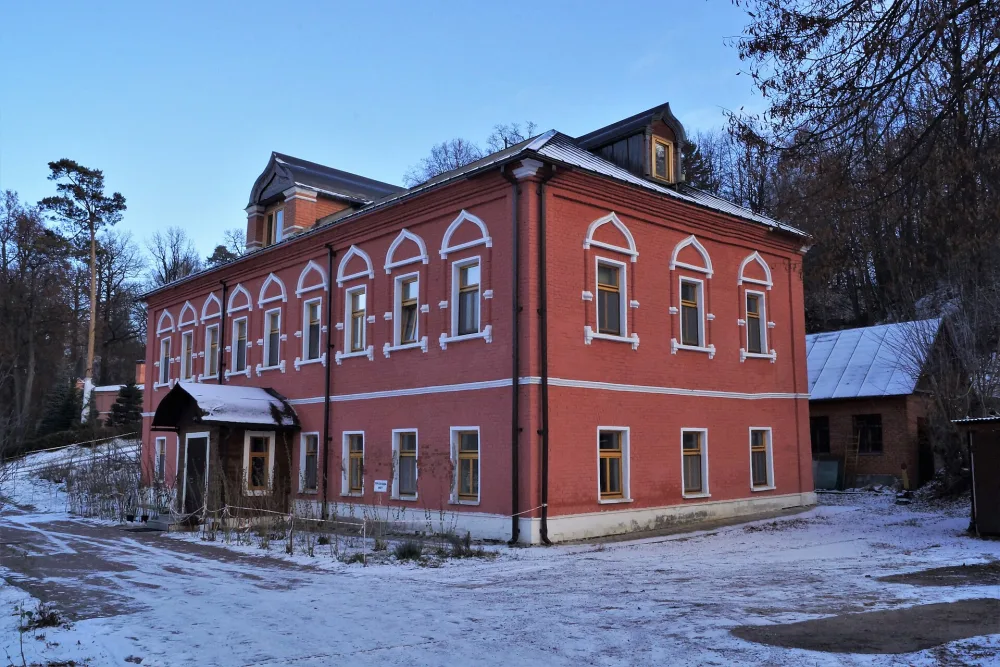 Корпус братских келий с церковью Николая Чудотворца (Звенигород)