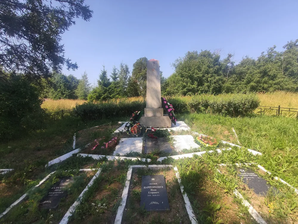 Братская могила советских воинов, погибших в борьбе с фашистами (Лялицы)