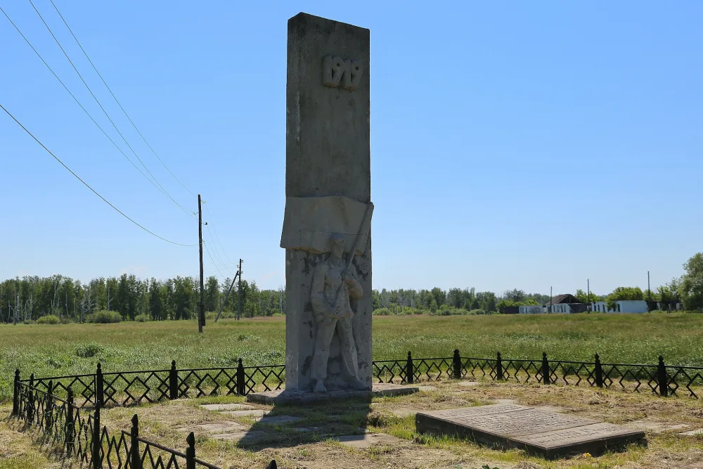 Памятник погибшим в годы гражданской (?) войны (Утичье)