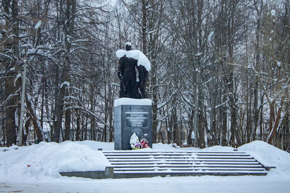 Памятник воинам-землякам, погибшим в годы Великой Отечественной войны 1941-1945 гг. (Устюжна)
