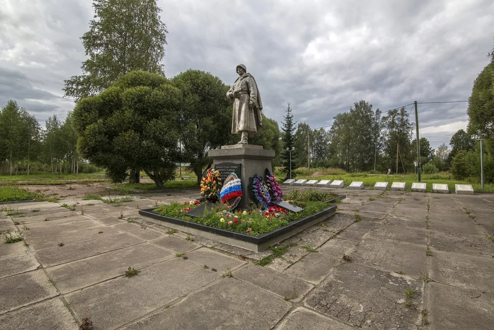 Братская могила советских воинов, погибших в боях с фашистскими захватчиками (Олонец)