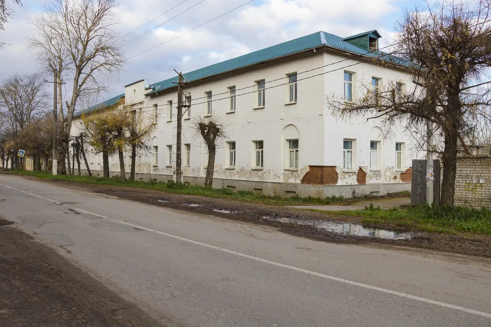 Складской корпус фабрики Гладковых. Здание детской поликлиники (Переславль-Залесский)
