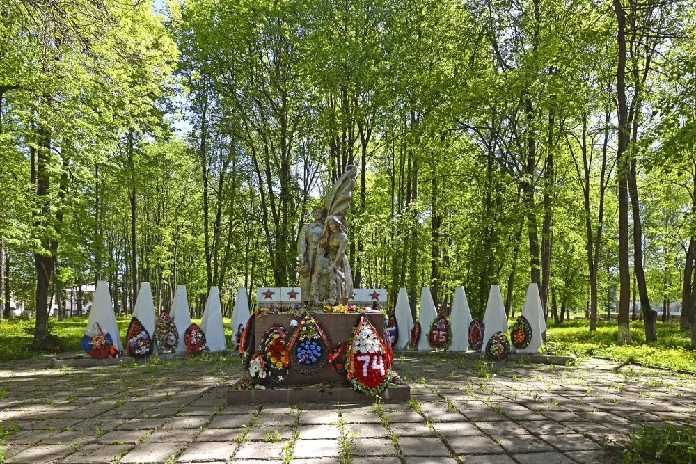 Братская могила советских воинов, погибших в боях с фашистами (Зубцов)
