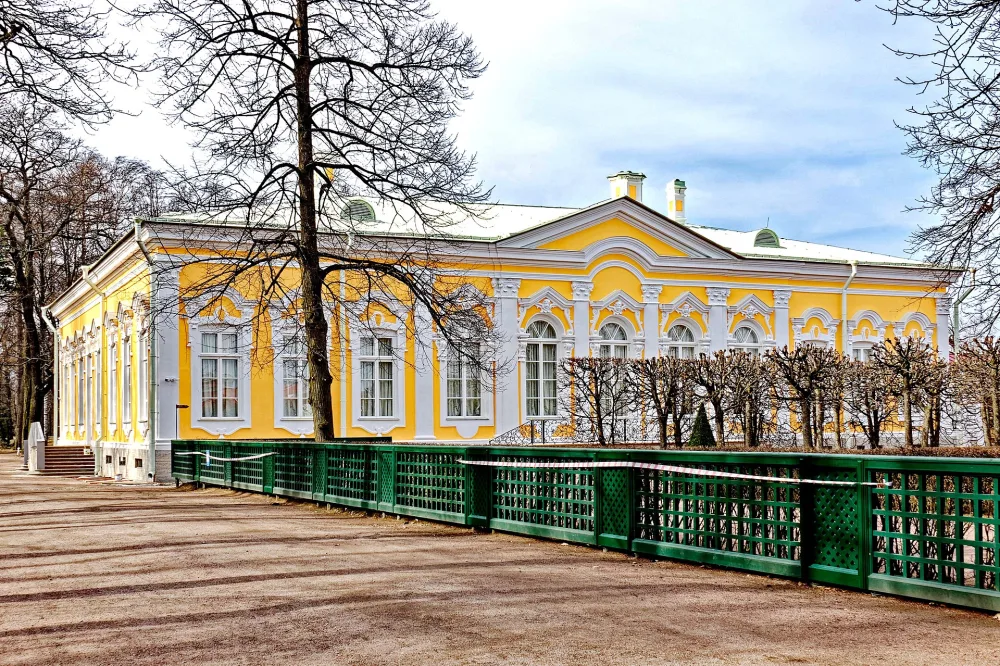 Екатерининский корпус Монплезира