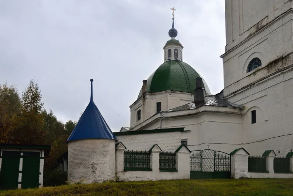 Ограда с воротами (Леоново)