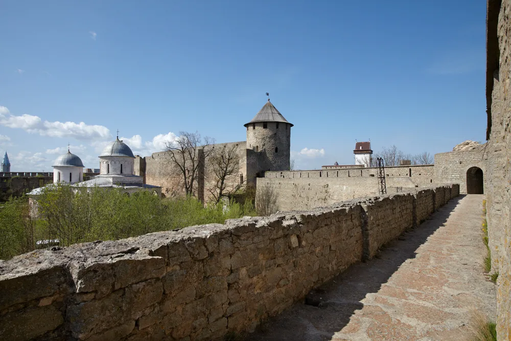 Прясла между Воротной, Наместной, Длинношеей и Набатной башнями