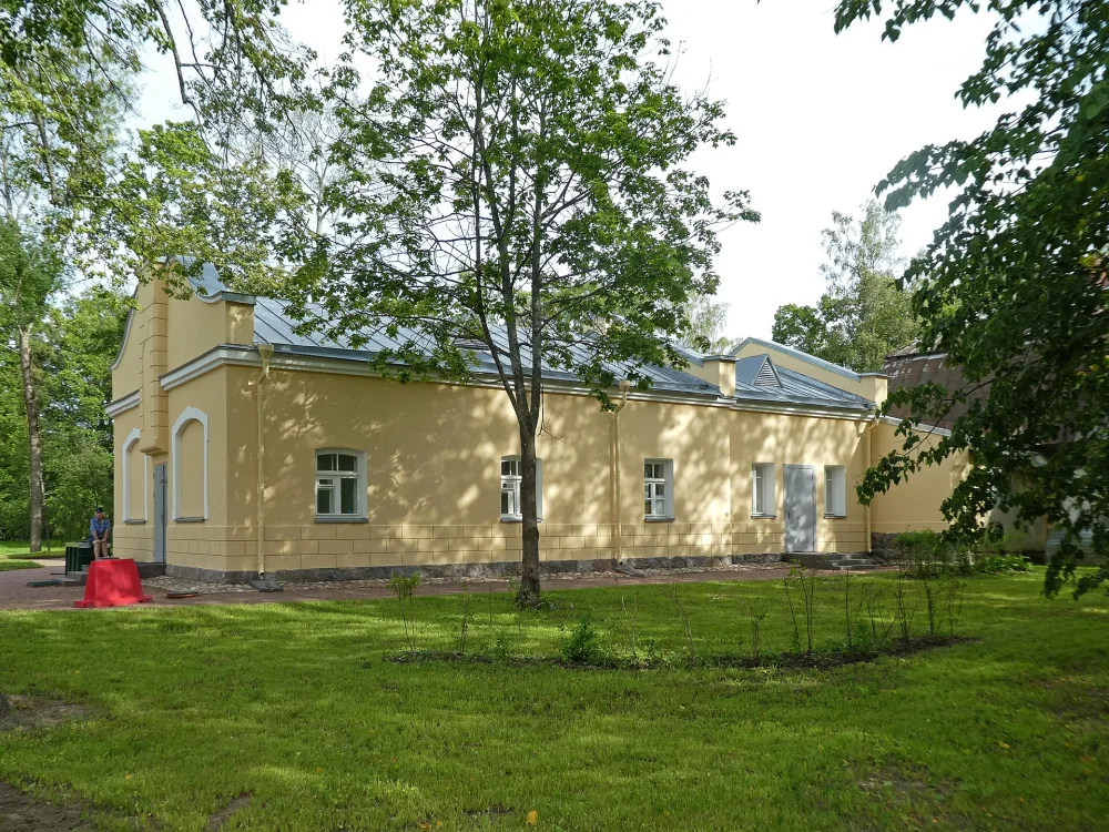 Главное здание (Ломоносов)