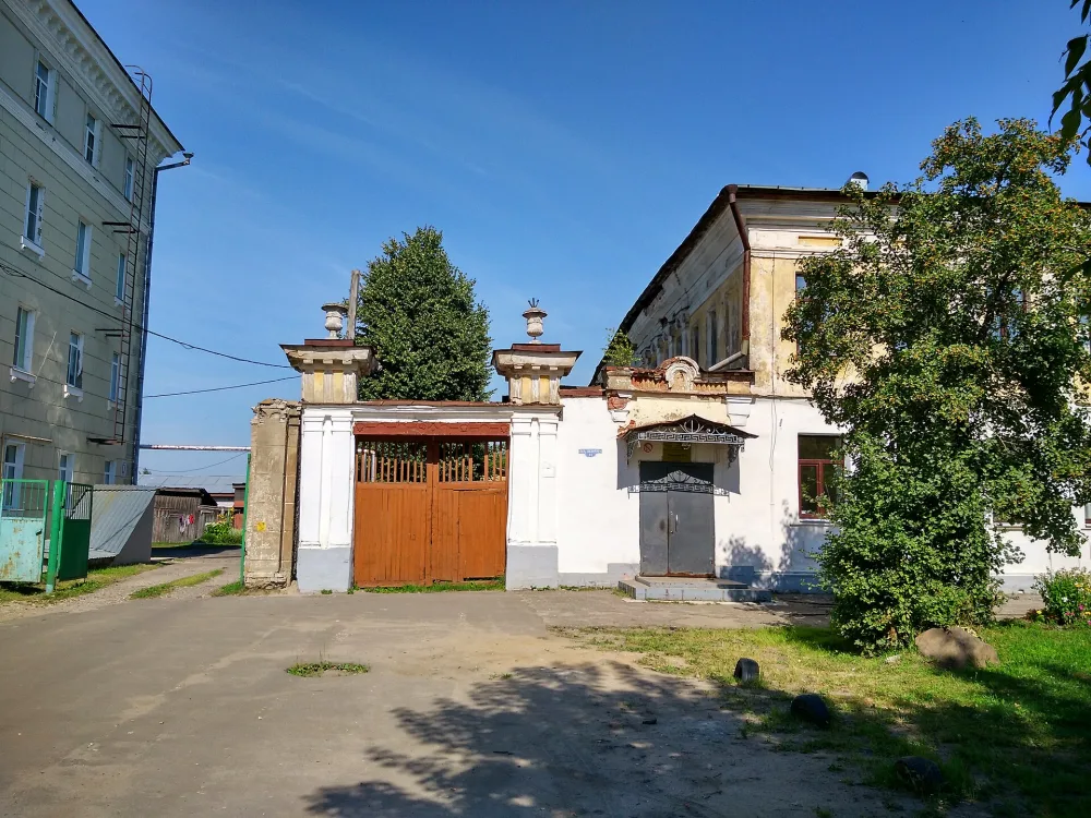 Ограда с воротами (Шуя)