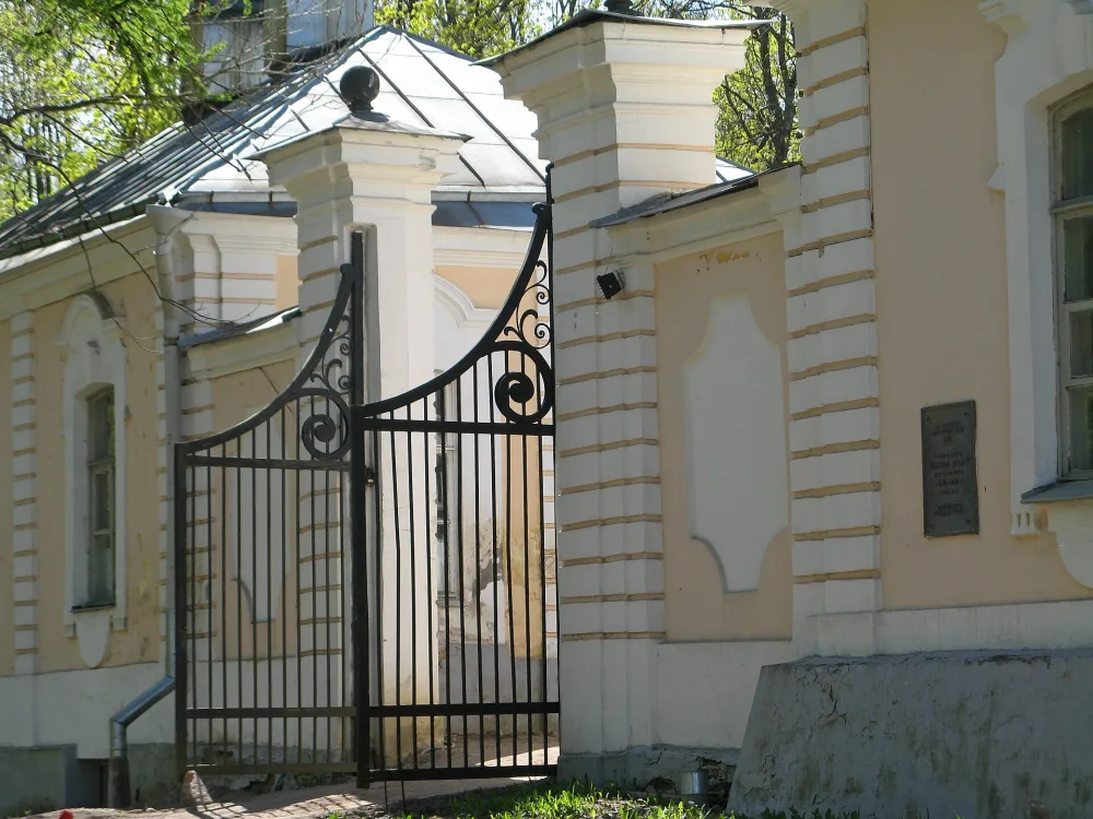 Ограда с воротами (Ломоносов)