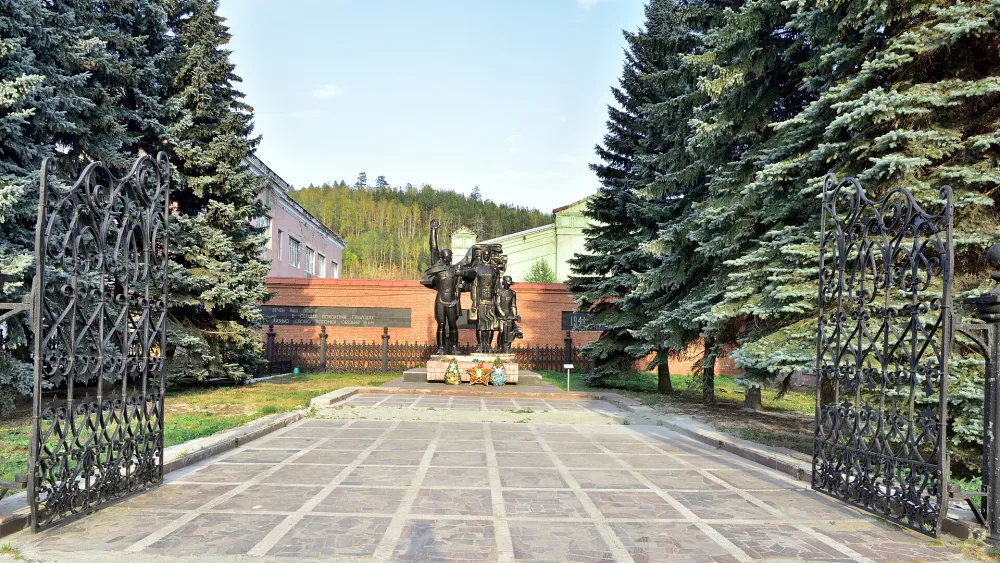Памятник героям фронта и тыла завода им. Ленина (ныне «Булат») (Златоуст)