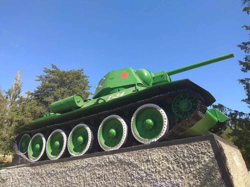 Танк Т-34 на пьедестале, установленный в честь боевых и трудовых подвигов рабочих судоверфи в годы Великой Отечественной войны (Красноармейский район)