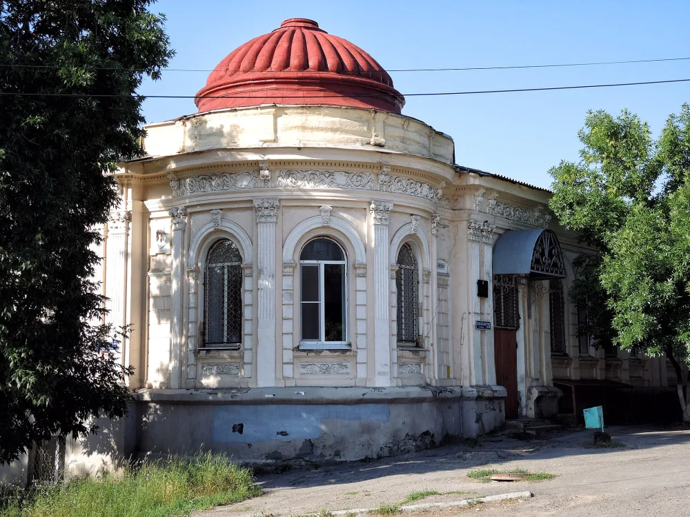Дом с башней