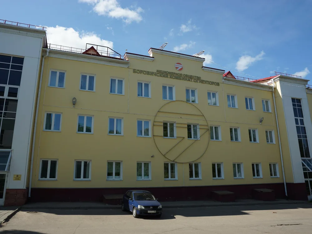 Здание горно-керамического техникума, в котором в 1937-1940 гг. учились Герои Советского Союза лётчики Л.П. Павлов и А.И. Яковлев (Боровичи)