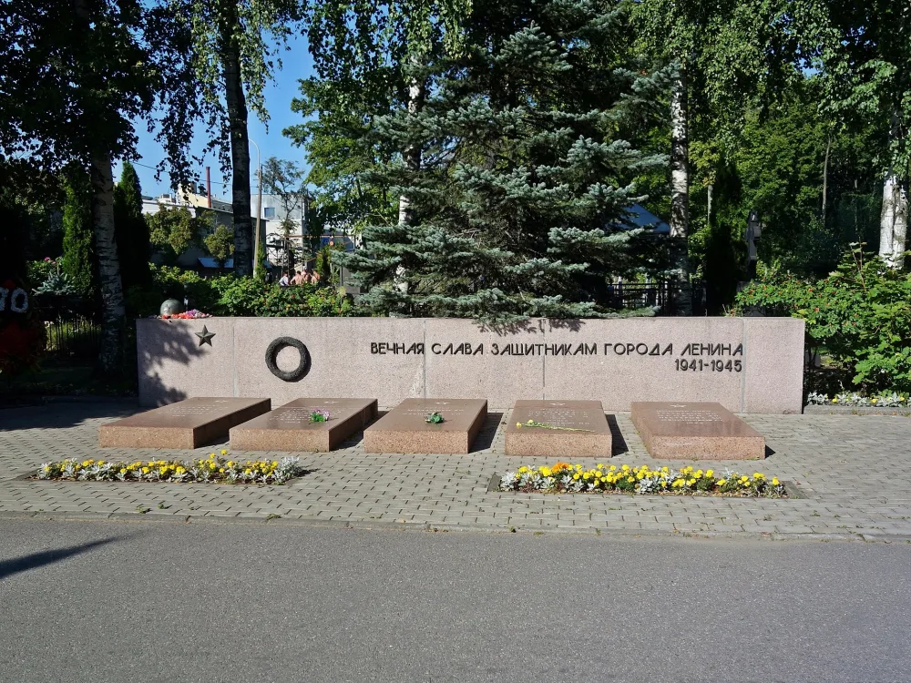 Братская могила защитников города