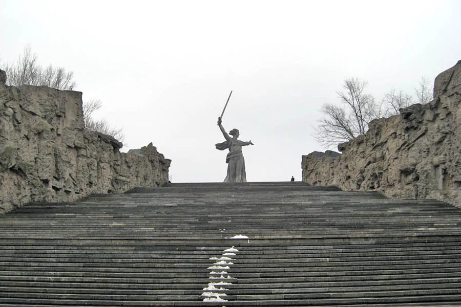 Композиция пропилеев «Стены-руины» (Центральный район)