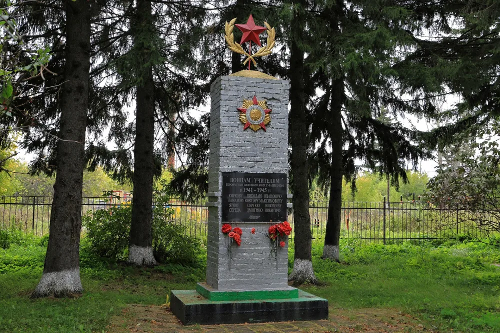 Обелиск землякам, учителям и ученикам средней школы, погибшим в годы Великой Отечественной войны (Большие Уки)