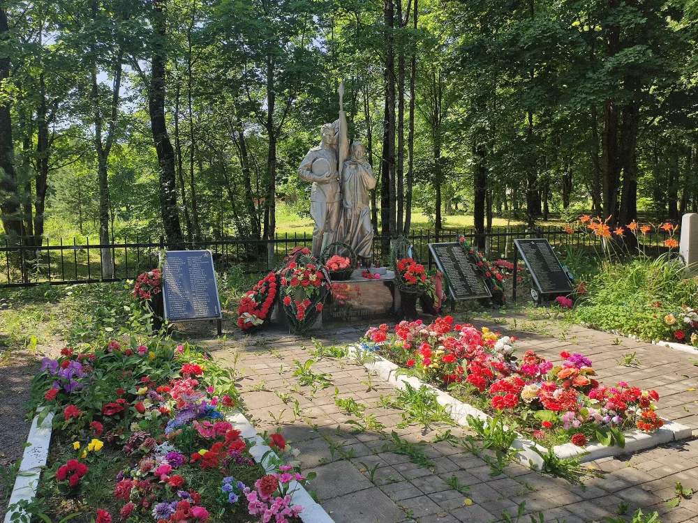 Братское кладбище красноармейцев и советских воинов