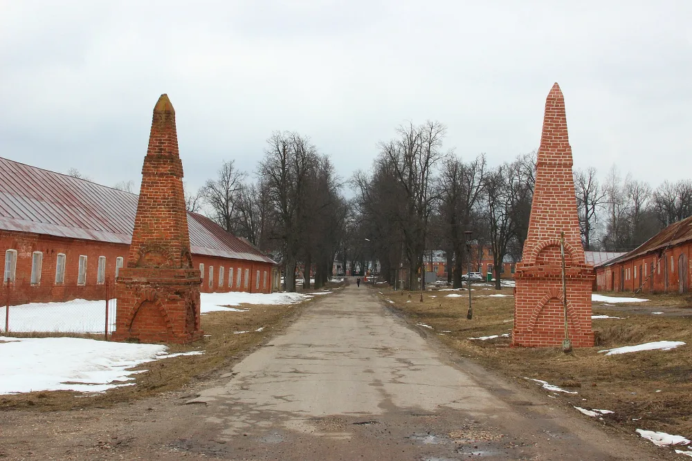 Два обелиска у южного въезда (Ольгово)