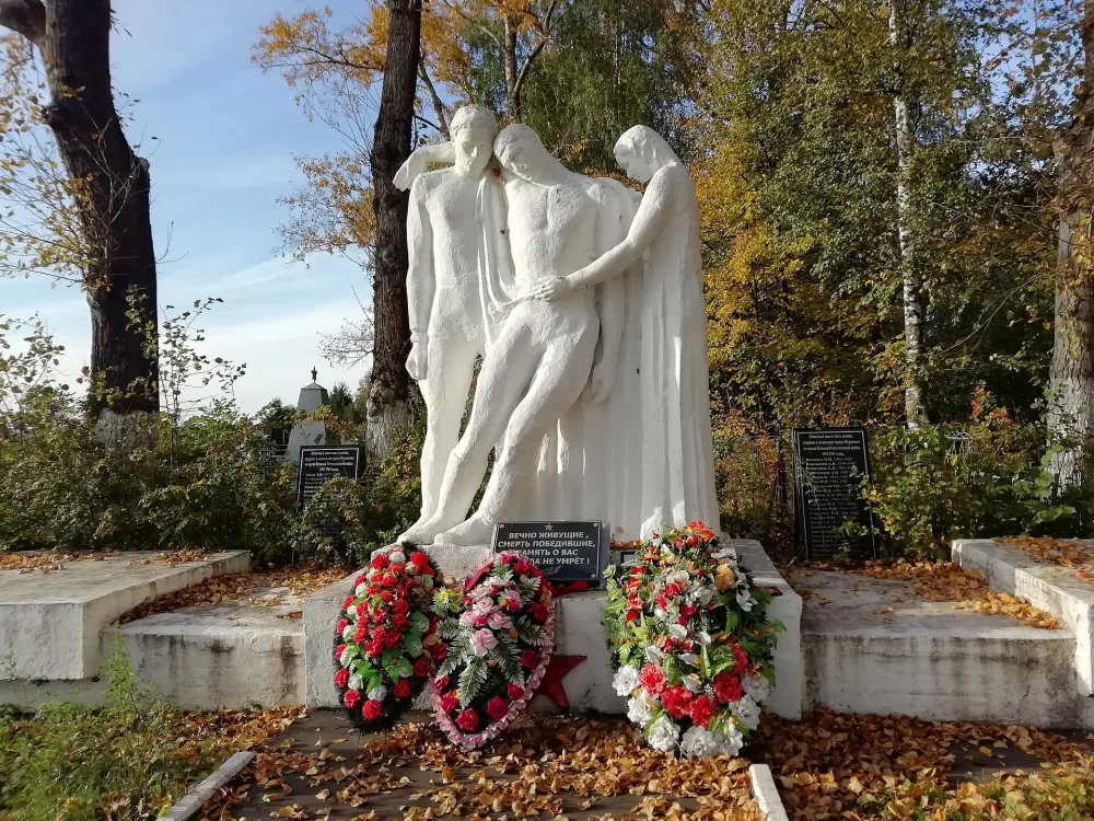 Воинское кладбище, на котором захоронено 104 советских воина, умерших от ран в госпиталях в годы Великой Отечественной войны (установлены надгробные плиты и обелиск)