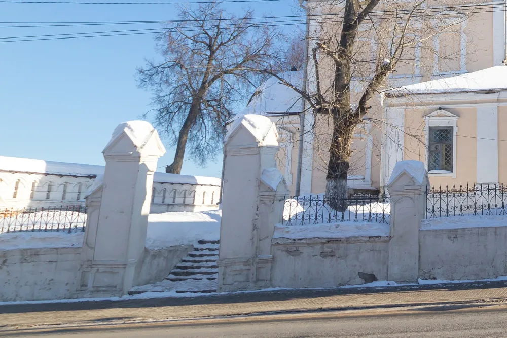 Ограда с воротами (Владимир)