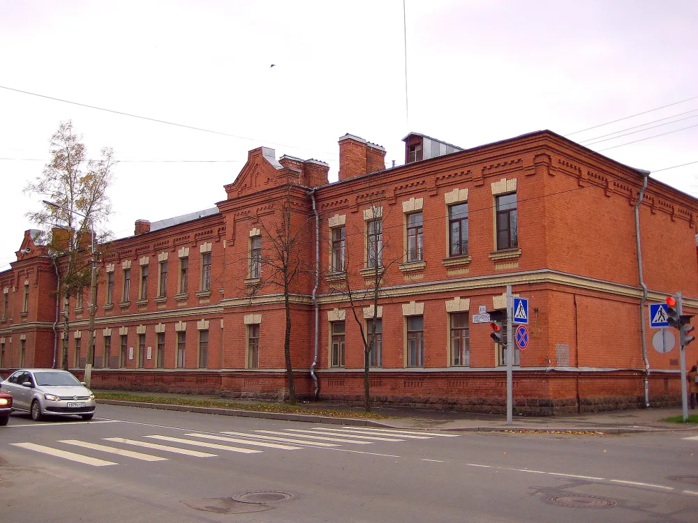 Здание бывшей казармы Офицерской стрелковой школы, где 1904-1918 гг. жил и работал Н.М. Филатов, здесь же в 1902 г. родился А.Н. Филатов (Ломоносов)