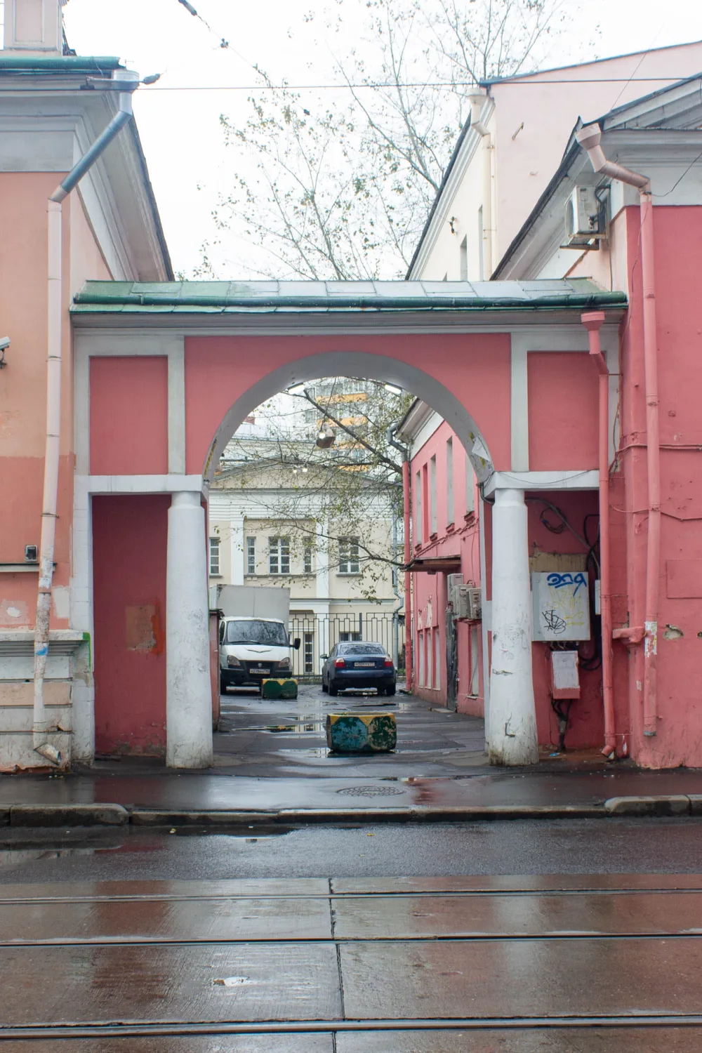 Бауманская улица 36-38, Ворота
