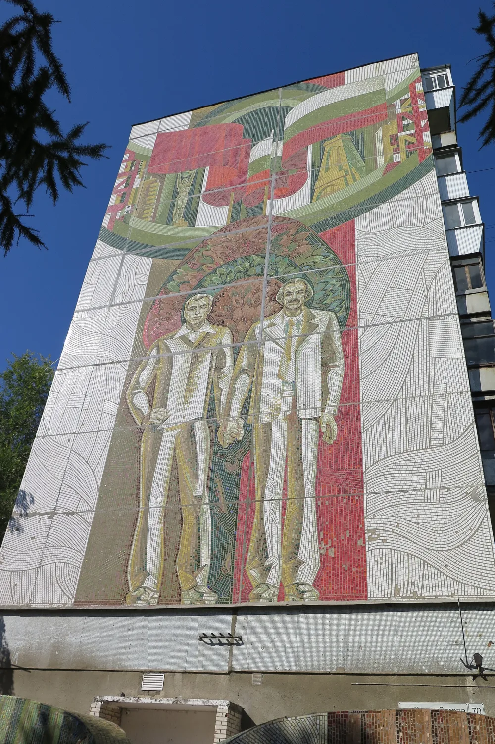 Мозаичное панно «Дружба», расположенное на торце здания
