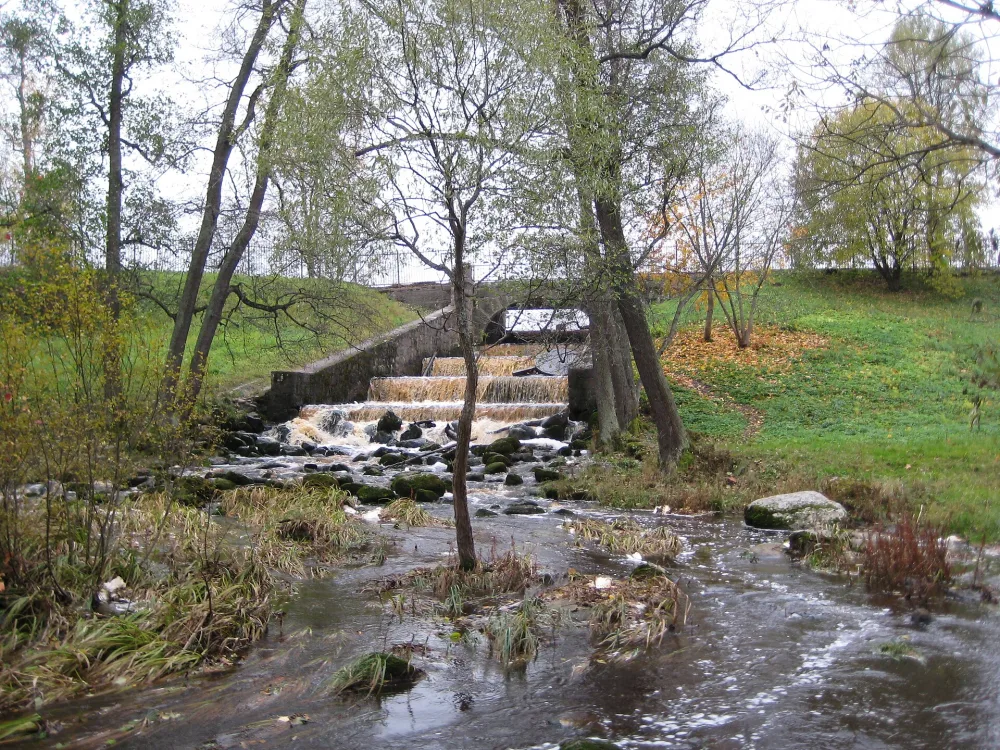 Водосброс Красного пруда со сбросной трубой (Ломоносов)