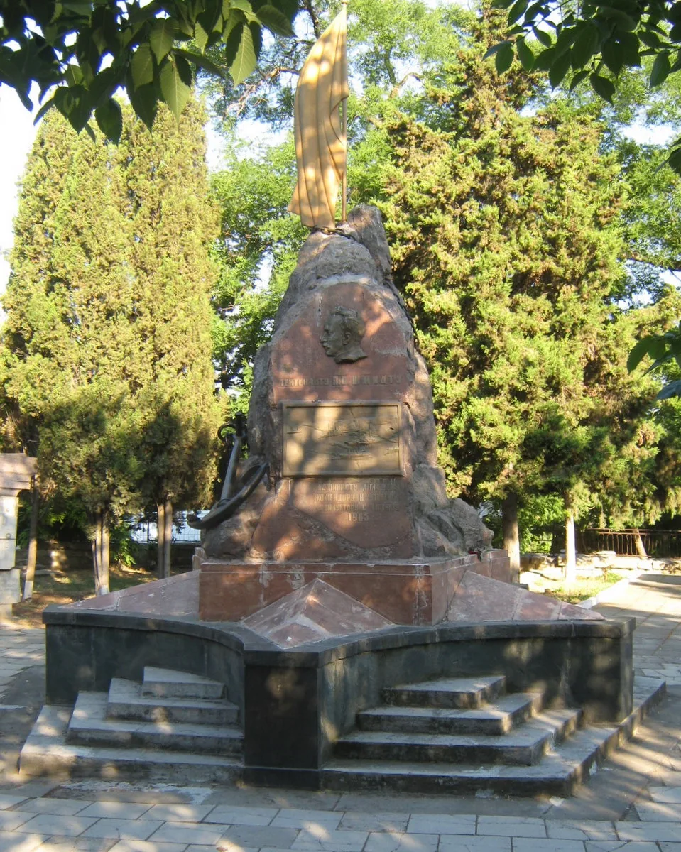Памятник участникам революции 1905 года: лейтенанту Шмидту П. П. и матросам с крейсера «Очаков».