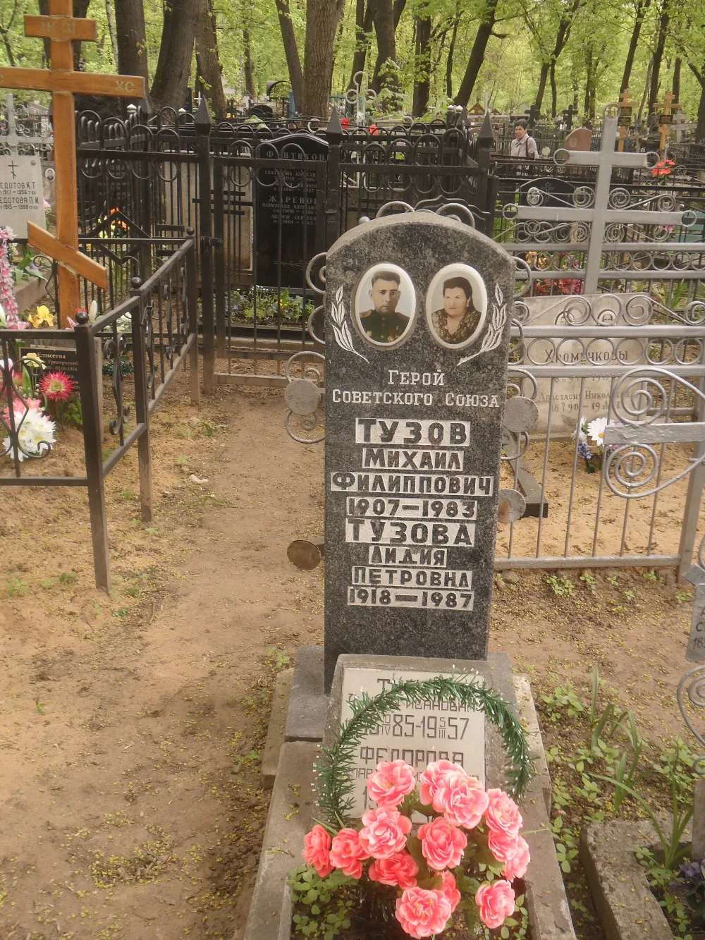 Могила, в которой похоронен Тузов Михаил Филиппович (1907-1983), Герой Советского Союза (Нижегородский)