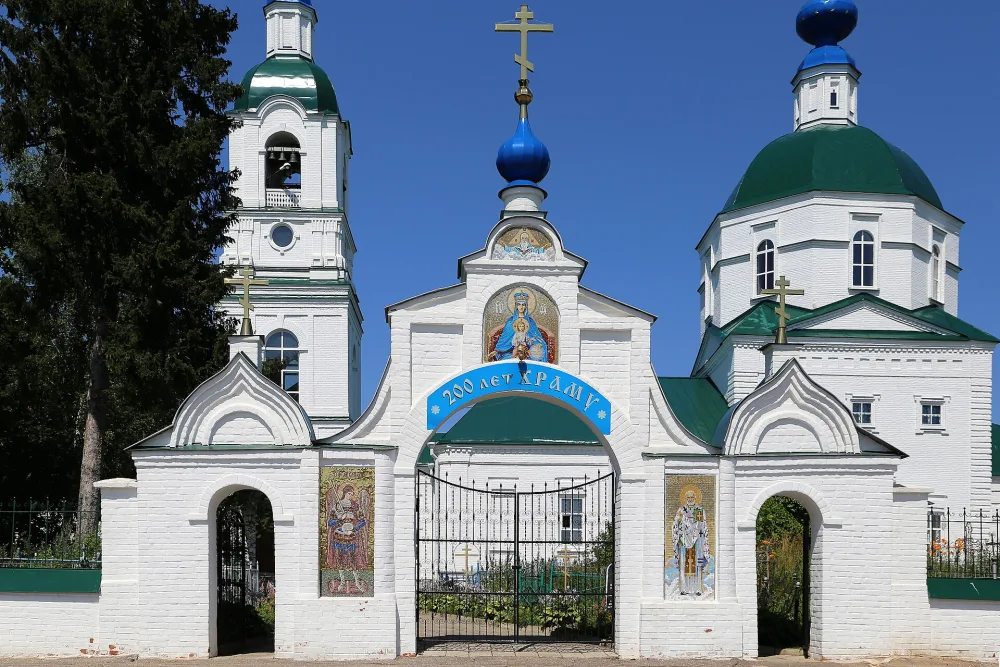 Ограда с воротами и угловыми башнями (Флорищи)