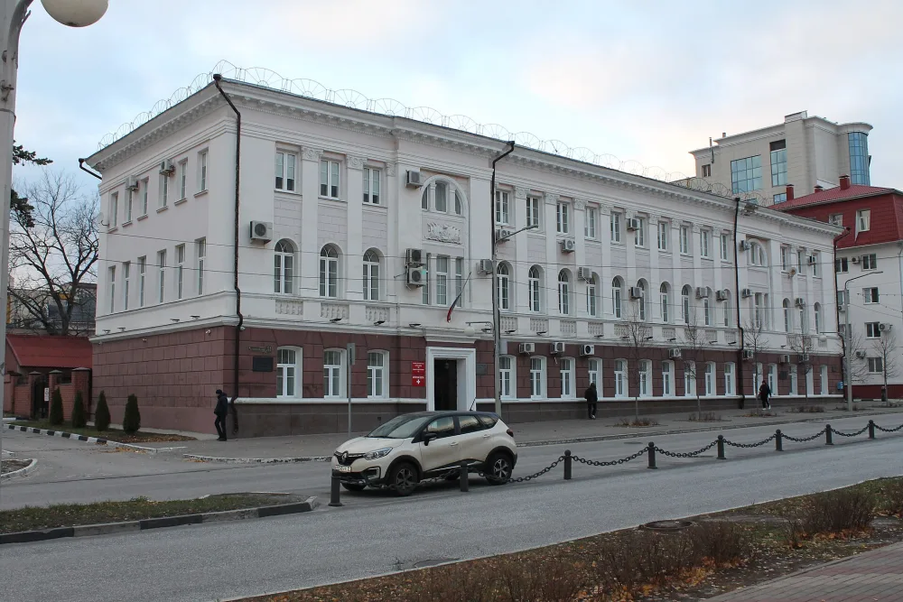 Здание, где состоялось собрание молодежи, положившее начало созданию городской комсомольской организации. На этом здании в разгар боев за освобождение Белгорода от фашистских захватчиков было водружено Красное знамя