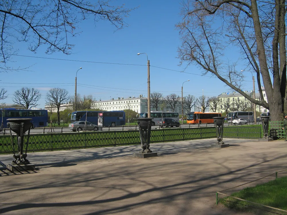 Чугунные треножники с вазами (четыре)