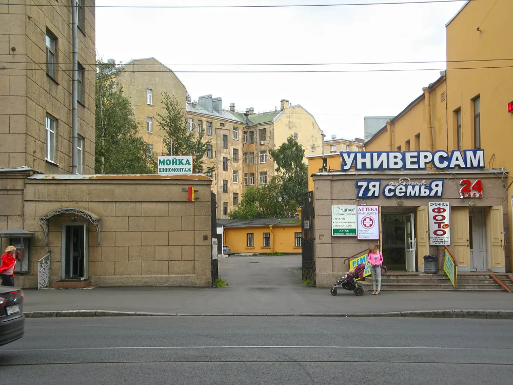Каменная ограда с воротами