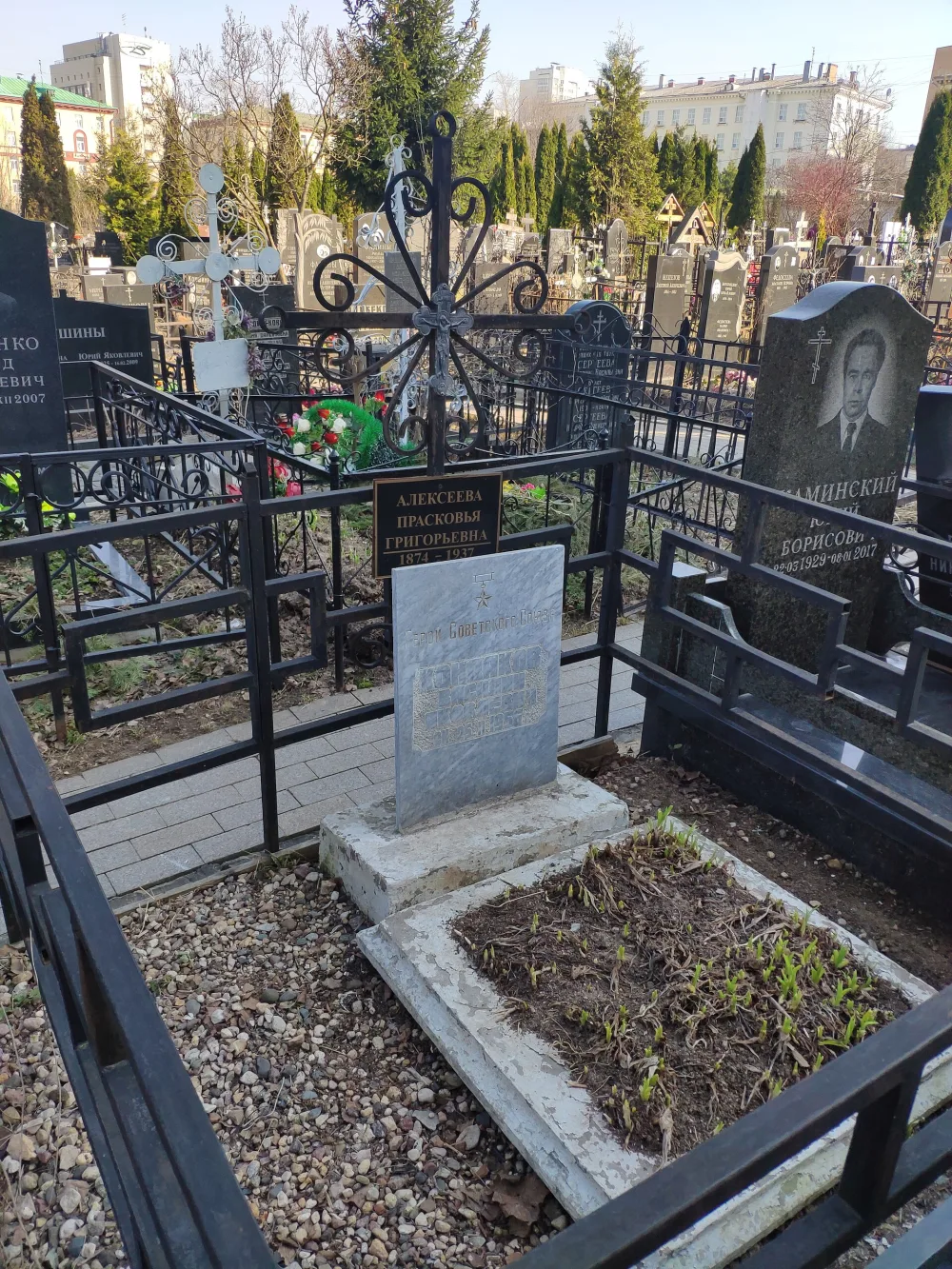 Могила, где похоронен Василий Яковлевич Кондаков (1907-1956), Герой Советского Союза (Алексеевский)