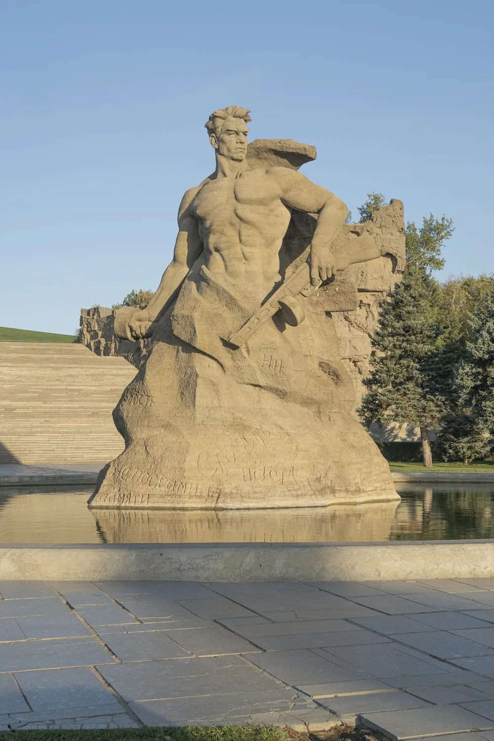 Скульптура «Стоять насмерть!» с бассейном (Центральный район)
