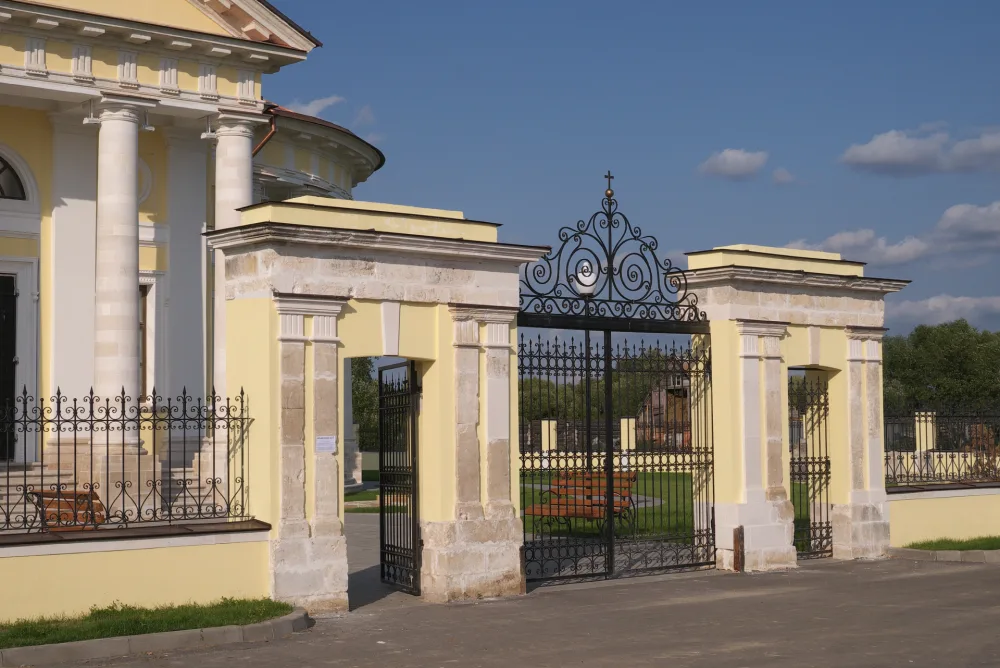 Ограда с воротами (Шкинь)