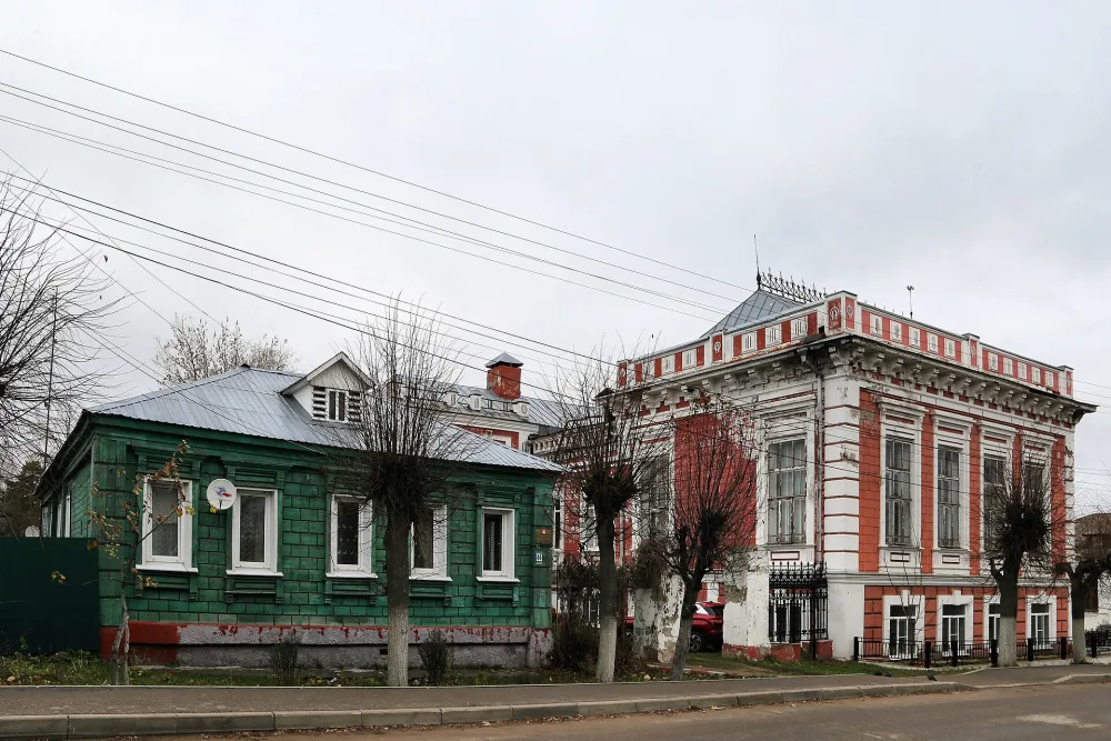 Гимназия женская с флигелем и оградой