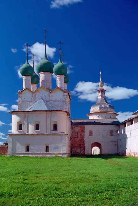 Переход между южной стеной и церковью Григория Богослова (Ростов)