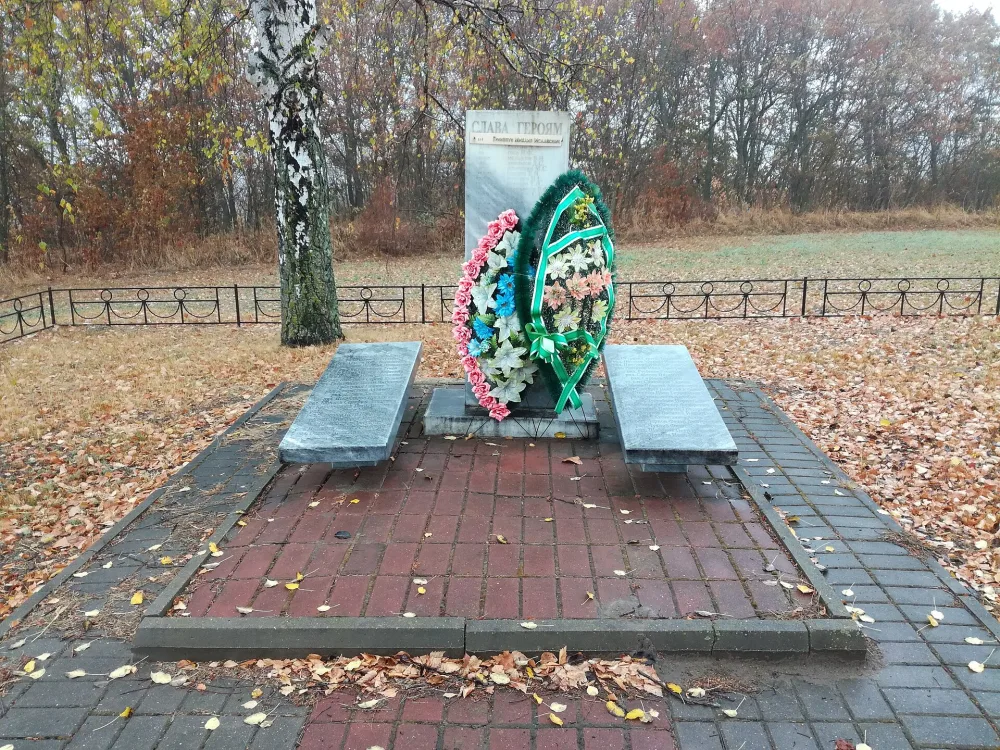 Братская могила советских воинов, погибших в боях с фашистскими захватчиками в 1943 году. Захоронено 49 человек, имена установлены