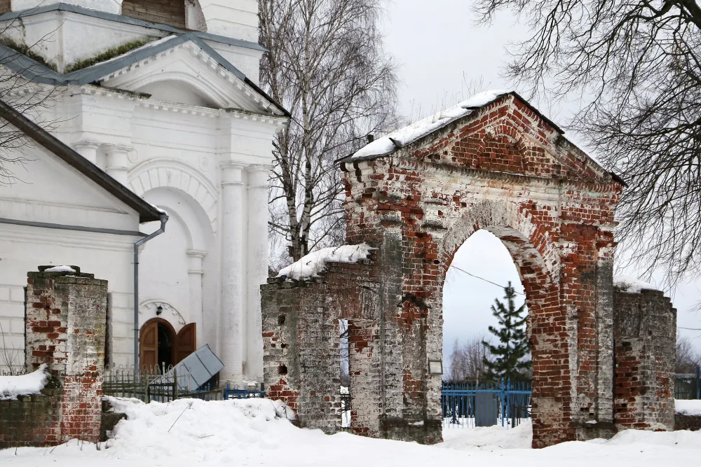 Ограда с воротами (Бабаево)
