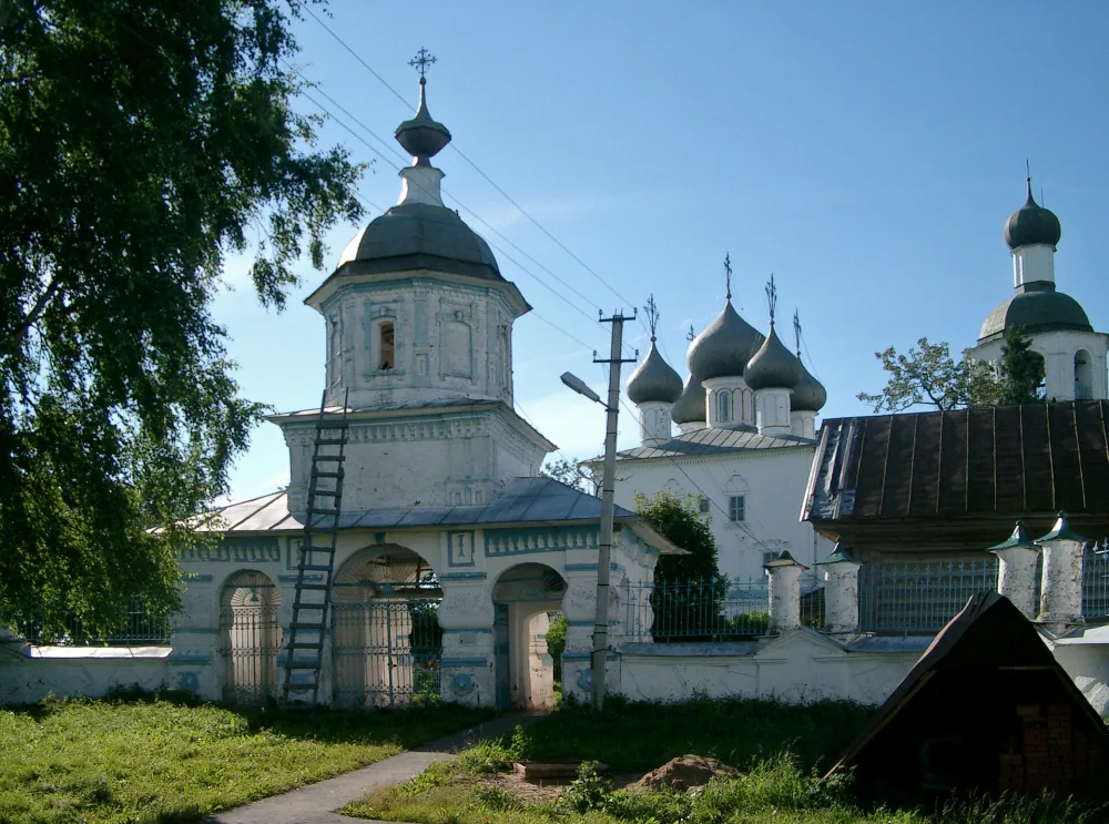Святые ворота с надвратной часовней (Погост Ильинский)