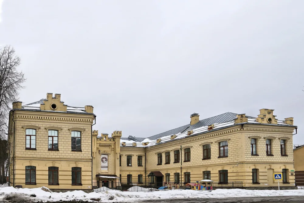 Здание больницы, в котором во время Гражданской войны размещался госпиталь и в 1941-1945 гг. — военный эвакогоспиталь (Покров)