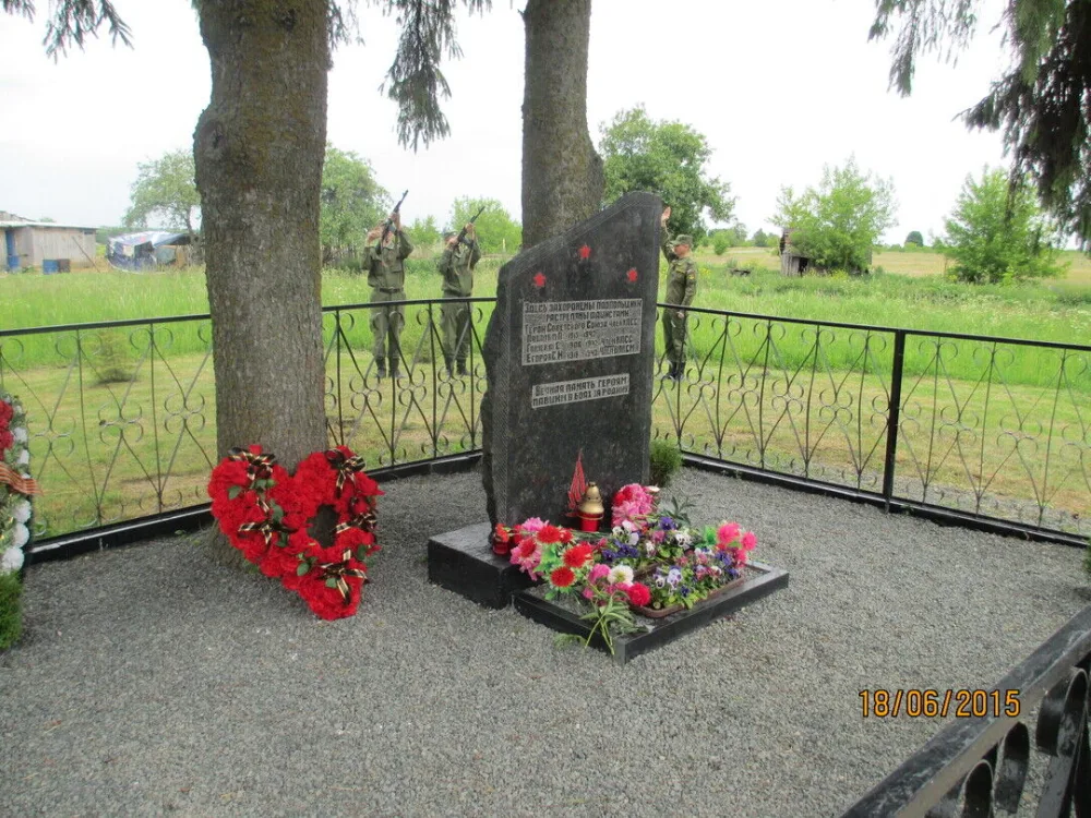 Братская могила Ф. П. Павлова, С. И. Егорова и Ф. С. Годзева